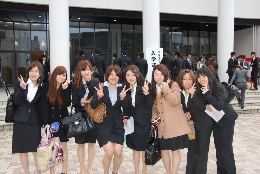 女子大学生の入学式 スーツの色 シャツの色 おすすめブランドなどのまとめ Naver まとめ